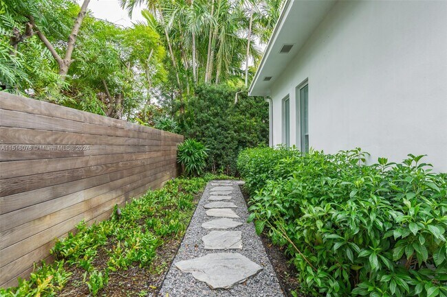 Building Photo - 424 E Dilido Dr