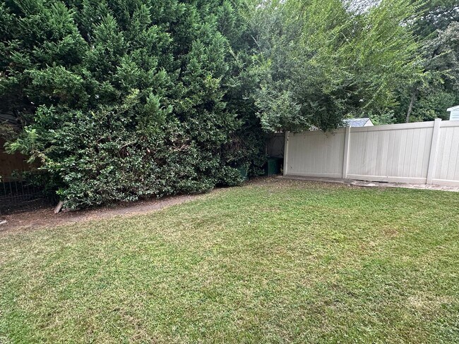 Building Photo - End Unit Townhouse for Rent
