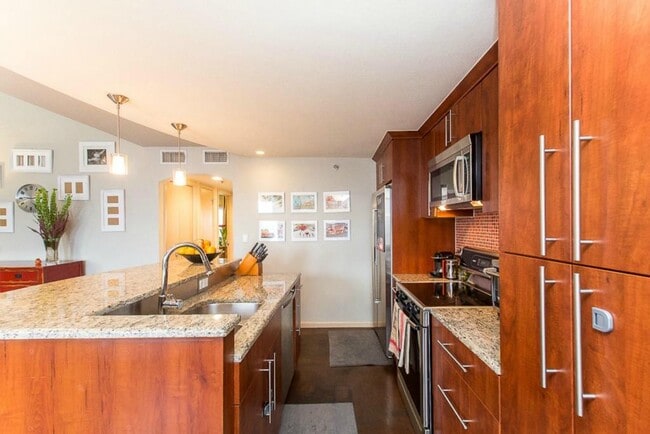 Building Photo - 41 Waller St