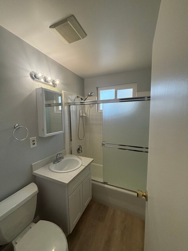 Building Photo - LOCATION! LOCATION! 3 Bed. 1 Bath Home Ava...