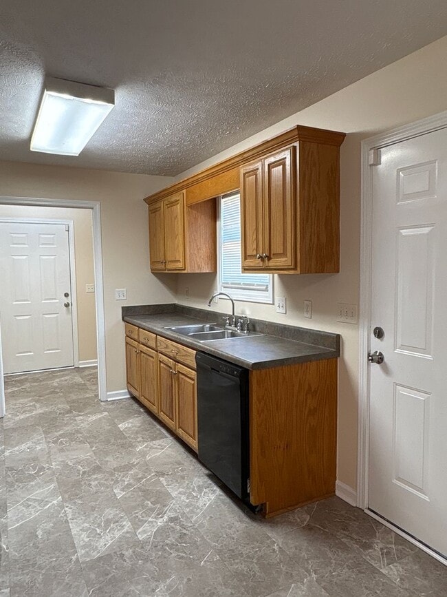 Building Photo - 3 Bedroom Home with Large Back Yard and Deck.