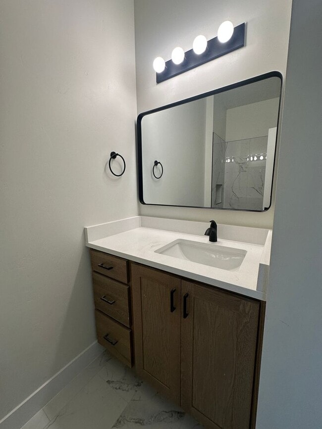 Building Photo - Brand New Townhome