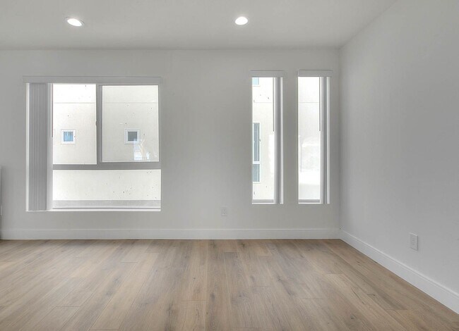 Building Photo - Luxury 2 & 4 Bed Townhomes in NoHo!