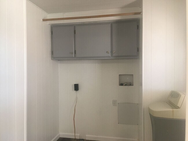 Building Photo - 3 Bedroom, 2 Bathroom Home