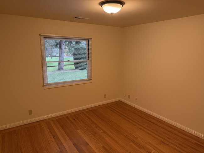 Building Photo - 2150 Vineyard Rd