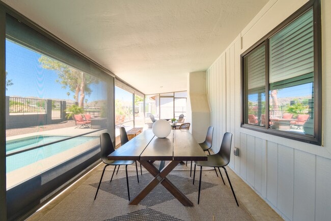 Building Photo - Golfside Villa