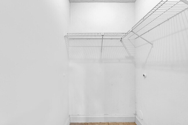 Building Photo - 2510 Riverside Dr