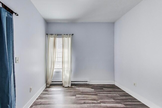 Building Photo - 322 N Lamon Ave