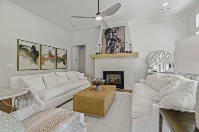 Building Photo - Luxurious 5 Bedroom, 3 Bathroom Home in Mc...