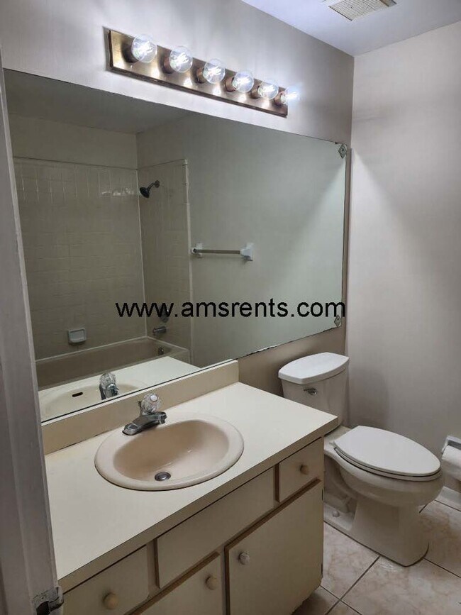 Building Photo - Spacious 3 bedroom 2 bath in Kissimmee