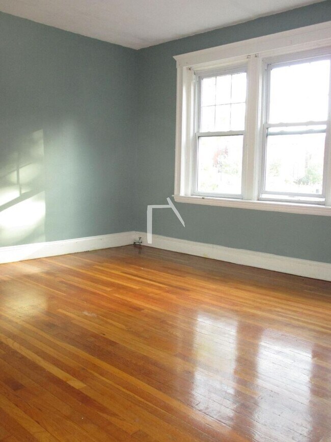 Building Photo - No Brokers Fee, No Security Deposit, Heat ...