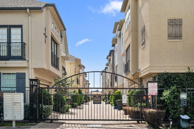 Building Photo - 2743 Sherwin St