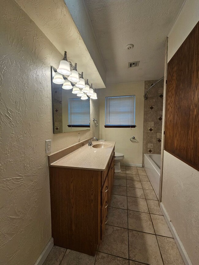 Building Photo - (3) Bed/(2) Bath in Core Norman Avail NOW!