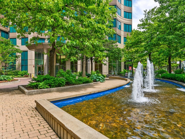 Building Photo - 400 N La Salle Dr