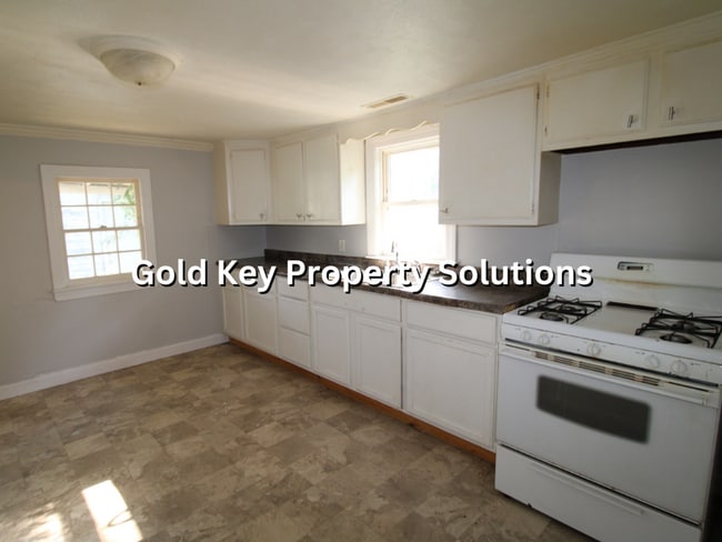 Building Photo - Meadowbrook 2 BR 1 BA House with 1-Car Gar...