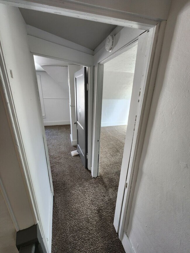 Building Photo - Spacious 2-Bedroom, 1-Bathroom Home AVAILA...