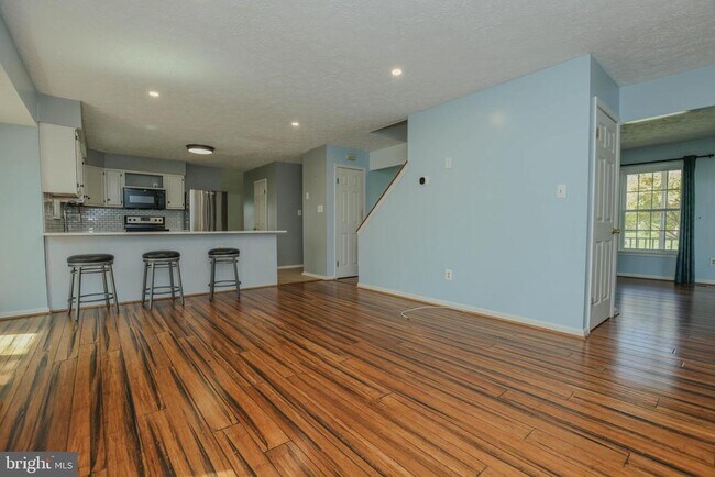 Building Photo - 359 Point to Point Rd