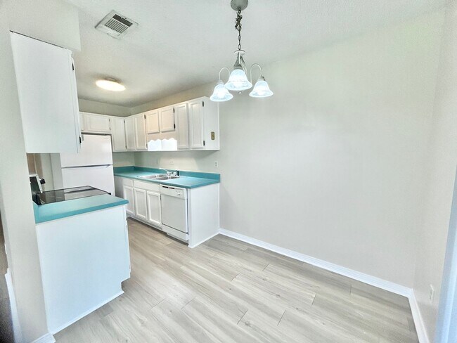 Building Photo - Charming 2-Bedroom Quadplex