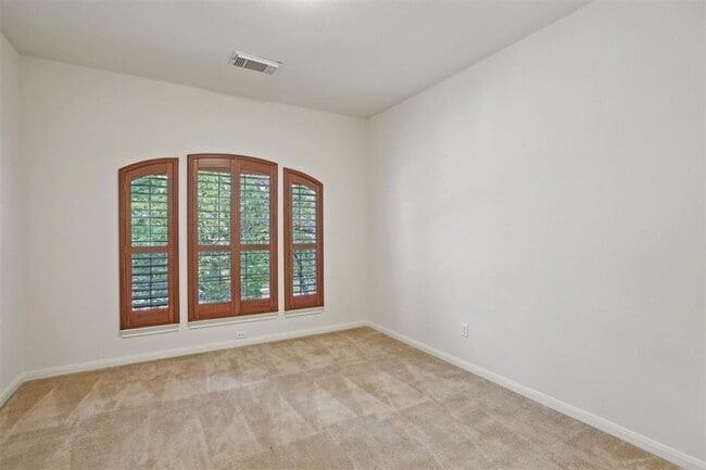 Building Photo - Red Oaks Subdivision / 5 bedrooms, 4 bathr...