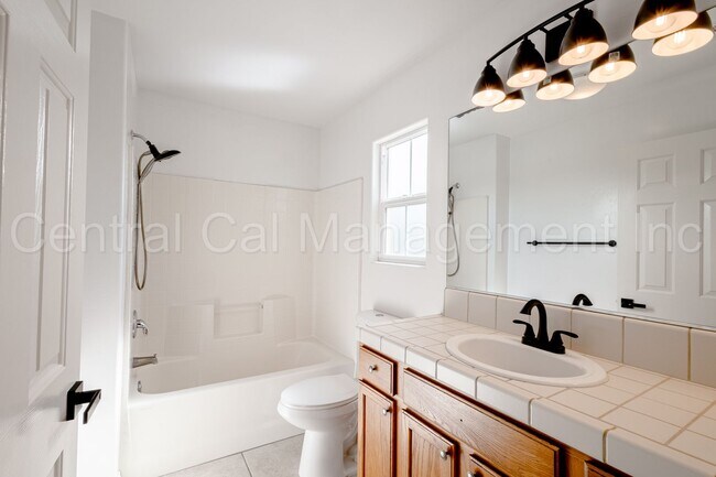 Building Photo - 4 Bedroom/3 Bath Home with Solar, Pool and...