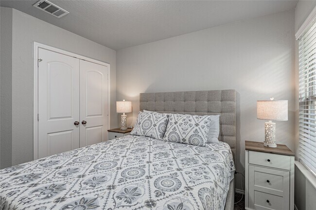 Building Photo - 133 Bates Ct