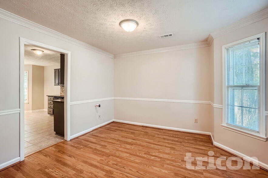 Building Photo - 5 Meadow Green