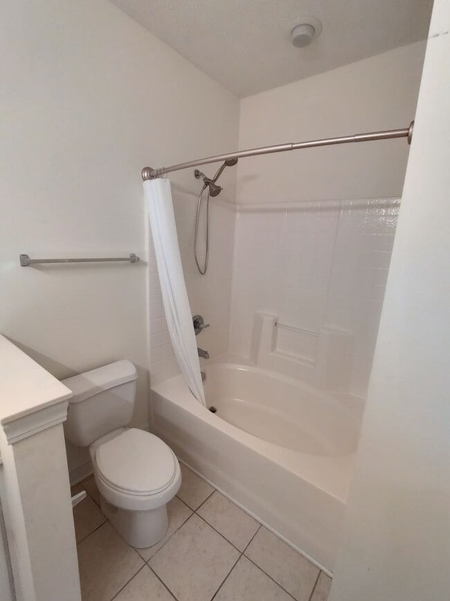 Building Photo - MOVE IN READY! 3rd Floor Condo with BEAUTIFUL Pond View! Central Location!