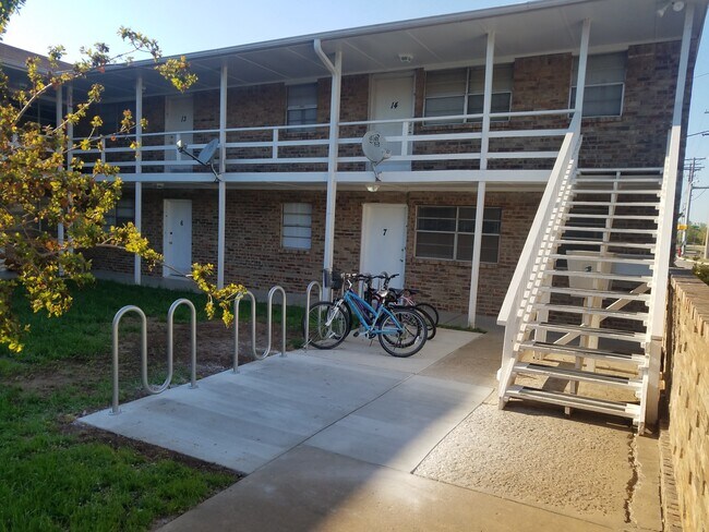 Building Photo - 301 N University Dr