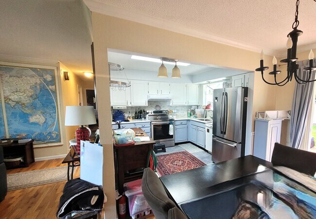 Building Photo - Spacious 3–4 Bedroom Rambler with Private Studio & Mount Baker Views