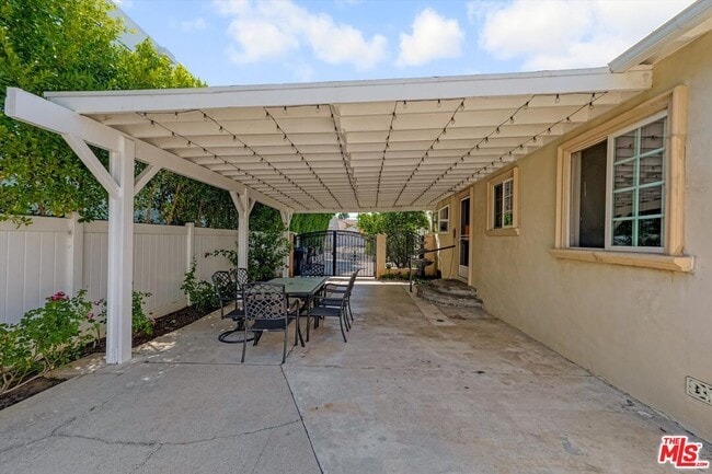 Building Photo - 5038 Hesperia Ave