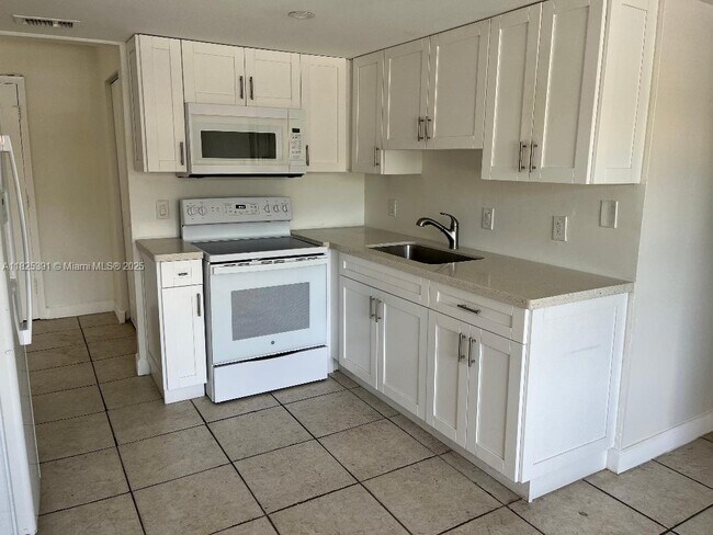 Building Photo - 10651 SW 108th Ave