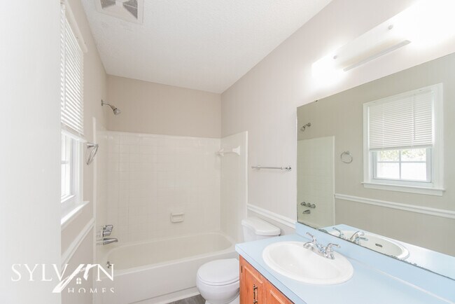 Building Photo - The living is easy in this 3 bedroom, 2 ba...