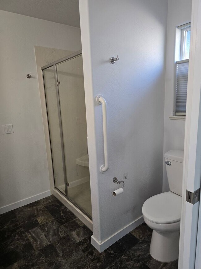 Building Photo - 3 bed 2 bath Home for Rent in Grants Pass