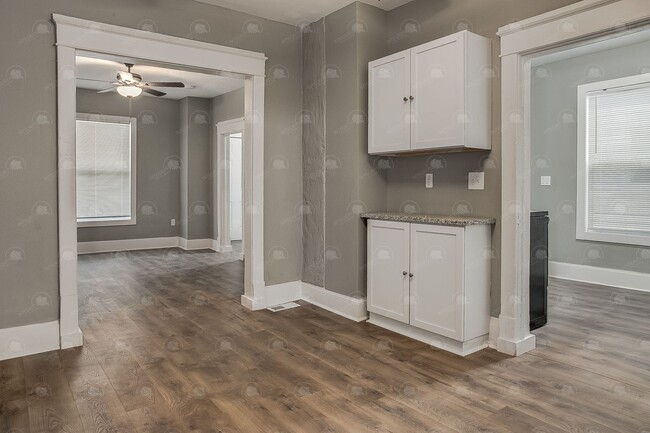 Building Photo - Charming 2 BR 2 BA House in Historic North...