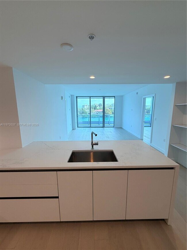 Building Photo - 9221 E Bay Harbor Dr