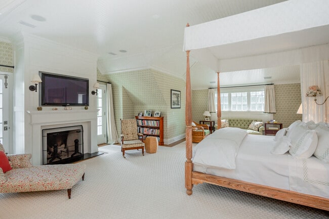 Building Photo - 587 Sagaponack Road