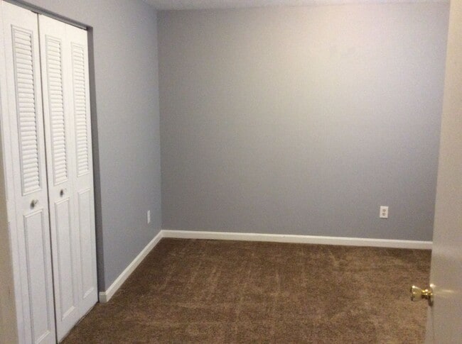 Building Photo - SPACIOUS 3 BEDROOM, 1.5 BATHROOM TOWN HOUSE LOCATED IN RADCLIFF