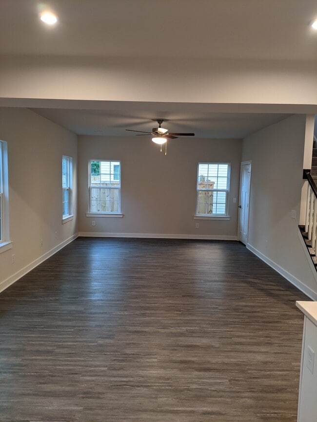 Building Photo - 155 Country Oaks Ln