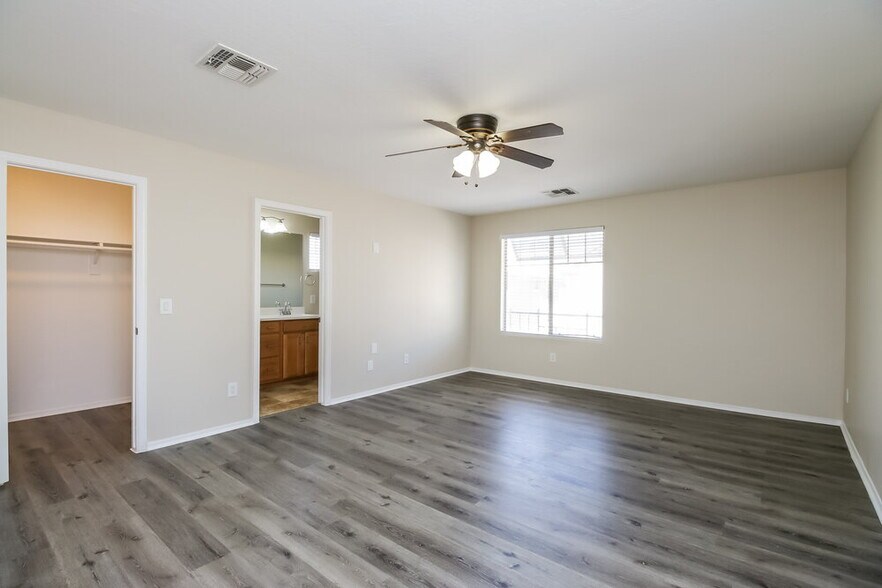 Building Photo - 2451 E Vermont Dr