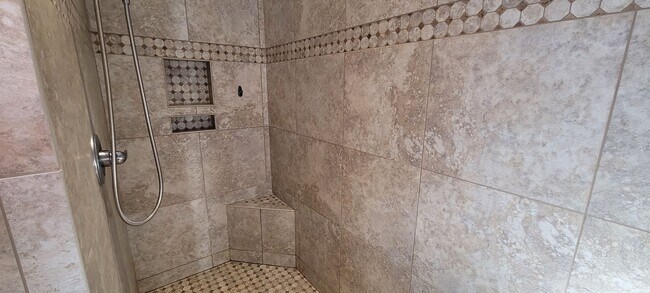 Building Photo - Three Bedroom 2.5 Bath House