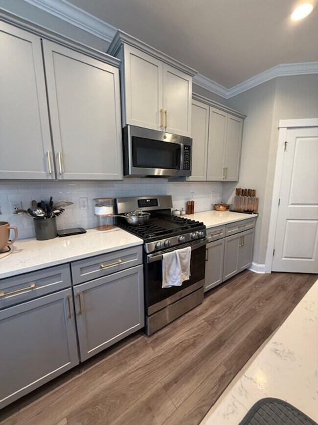 Building Photo - Quaint Neighborhood Living: Spacious 3 Bed...