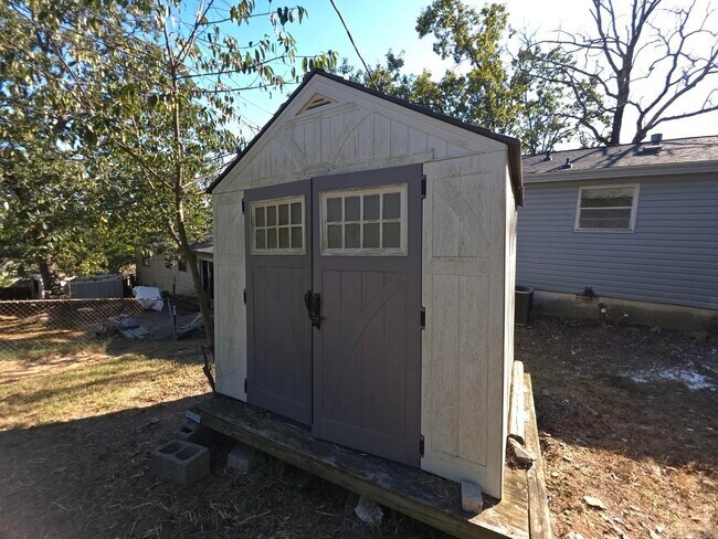 Building Photo - 408 Lindenhurst Dr