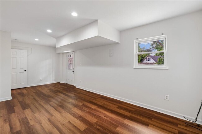 Building Photo - Remodeled in great location! 4 bedrooms 2 FB Walk to Metro