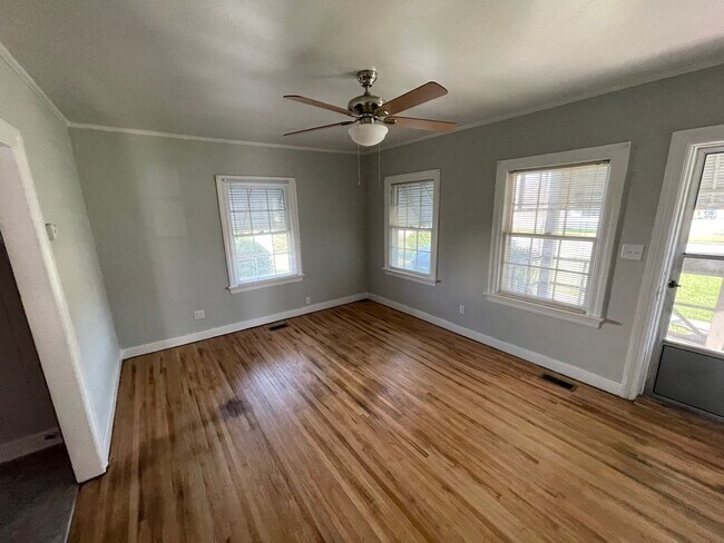 Building Photo - 3 Bedroom House Near Piggly Wiggly