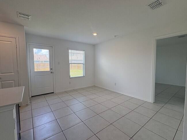 Building Photo - Modern Comfort Meets Prime Location – Single-Story Living at Its Best!