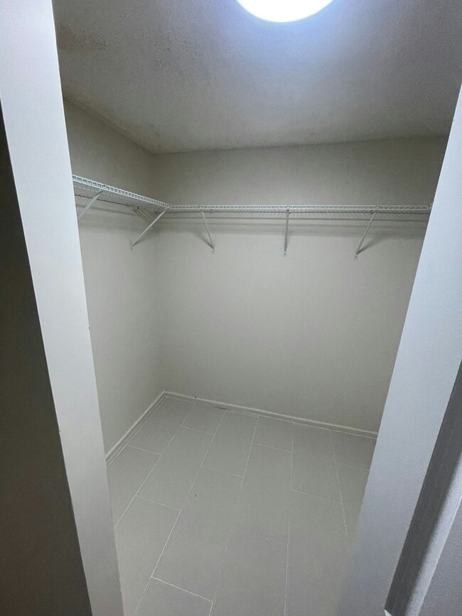 Building Photo - 2820 Somerset Dr