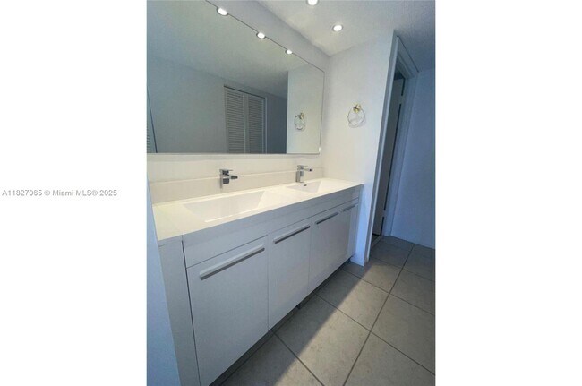 Building Photo - 1450 Brickell Bay Dr