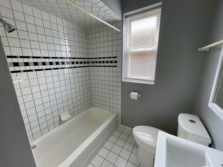 Bathroom with tub/shower combo - 5336 W Dakin St