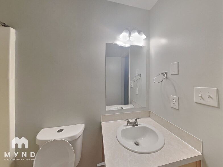 Building Photo - 16812 Clear Creek Dr