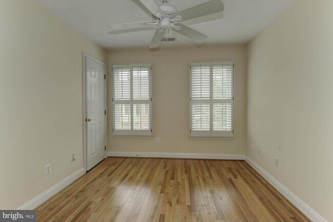 Building Photo - 2217 N Oak Ct